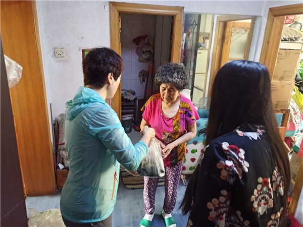 为孤寡老人、低保困难户送去包好的粽子 为孤寡老人、低保困难户送去包好的粽子