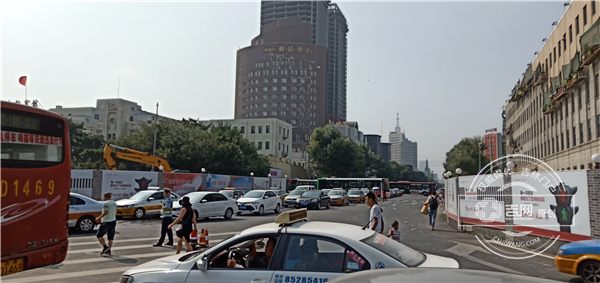 长春站南广场附近的交通状况已经是十分拥堵