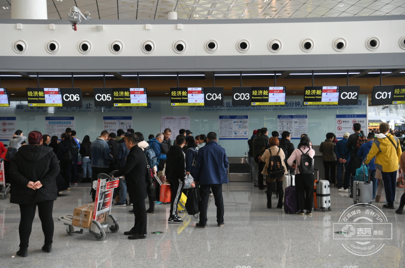 旅客在长春机场t2航站楼值机柜台办理登机.