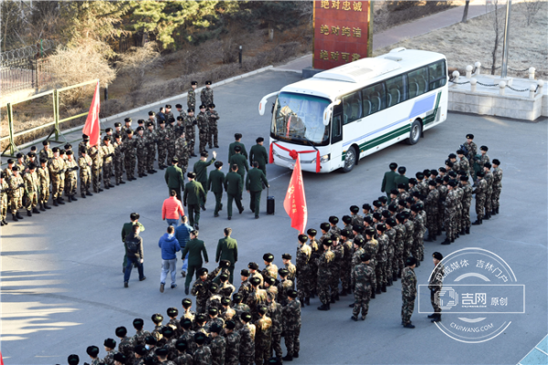 武警吉林总队机动支队退伍老兵同昔日的战友挥手道别.png 武警吉林总队机动支队退伍老兵同昔日的战友挥手道别.png