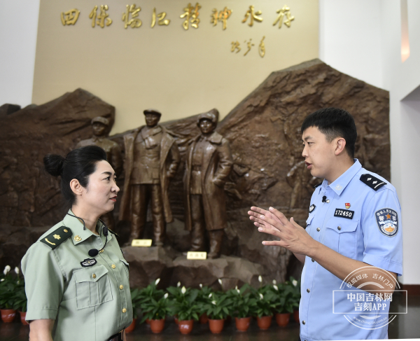 在四保临江战役纪念馆，李茂源告诉讲解员如果保证群众参观安全.JPG