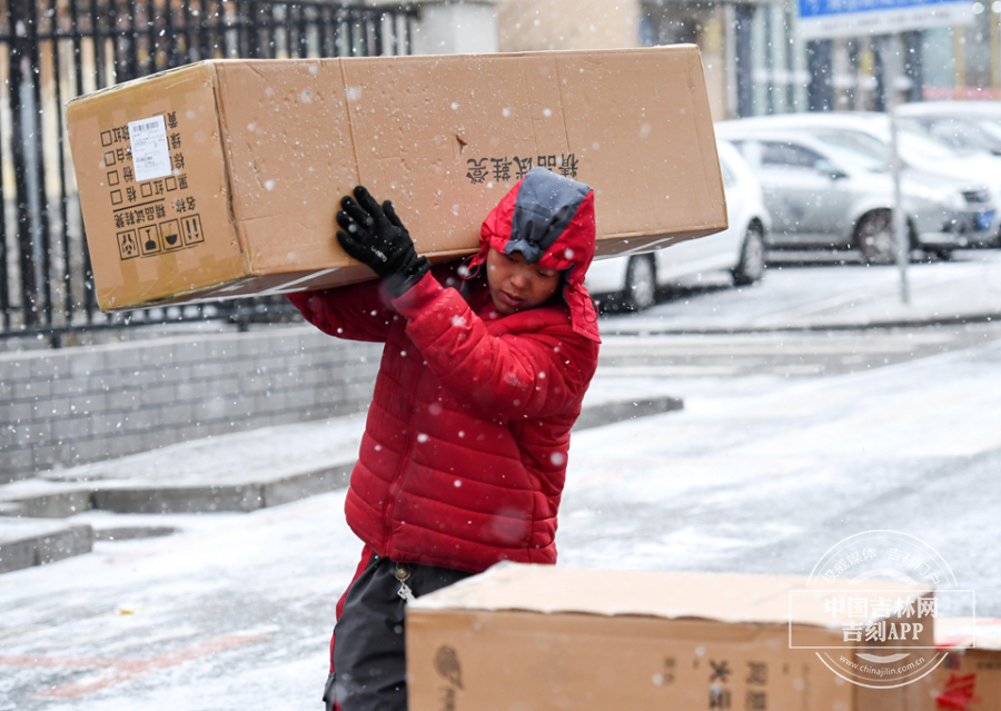 【图集"双十一"包裹抵达长春 快递小哥冒雪派件