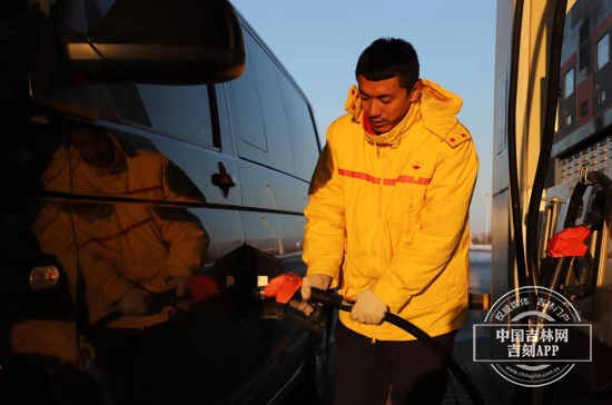 加油站3.jpg 加油站3.jpg