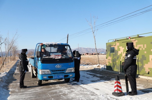 吉林珲春：边境地区严防疫情输入 圈河边检站民警设卡执勤加强