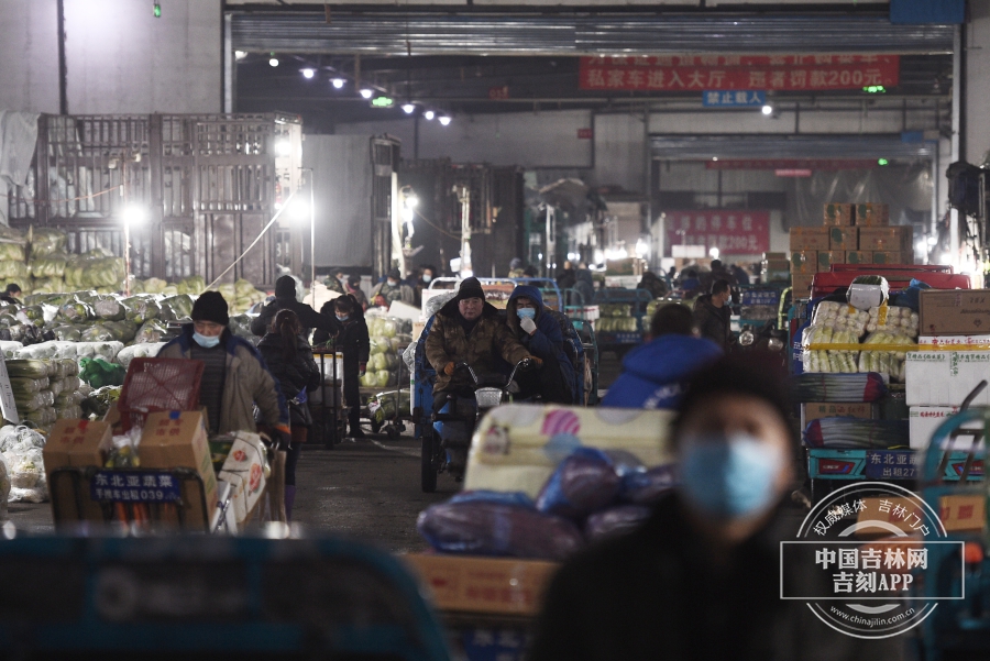 【吉镜头】凌晨,忙碌在蔬菜批发市场的人们