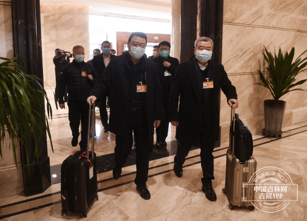 住吉全国政协委员赴京 出席全国政协十三届四次会议