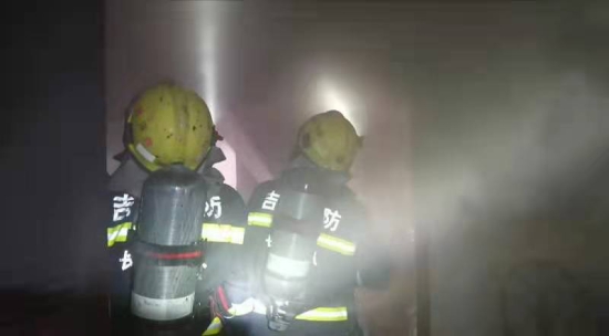 长春一7层居民楼二楼起火 消防救援人员救出6名被困群众
