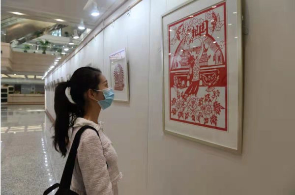 吉林省图书馆举行“百年剪影 红色印记”剪纸展