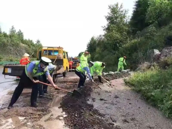 吉林高速公安延吉分局快速处置泥石流灾害  打通高考绿色通道