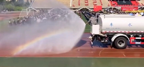 吉林农业大学毕业典礼上 水车喷出一道彩虹