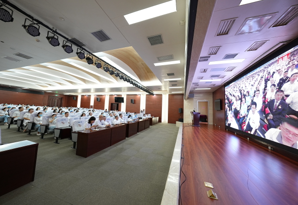 吉大一院党委组织党员干部观看直播活动111.jpg 吉大一院党委组织党员干部观看直播活动111.jpg