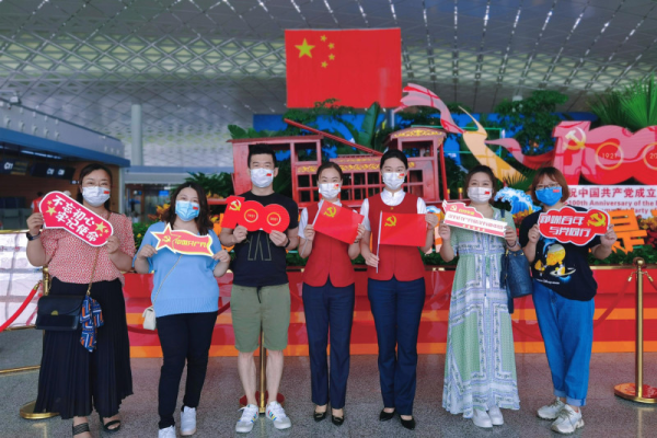 长春机场创新推出庆祝建党百年“红色影像”打卡站特色服务