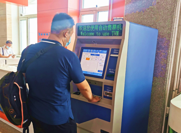 延吉机场引入高铁自动售票机：服务新举措 “空铁”架新桥