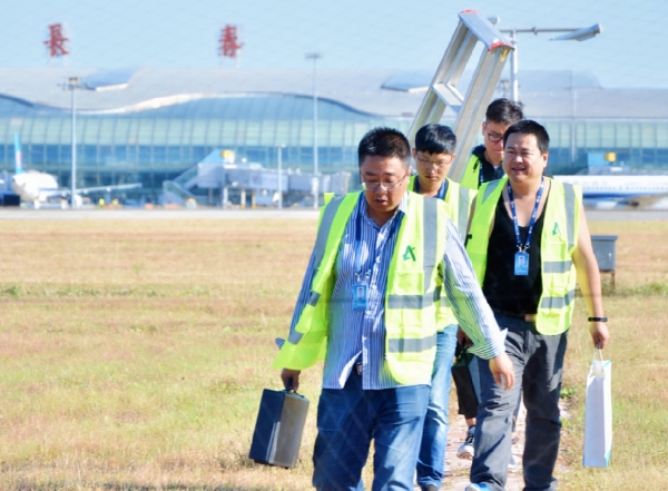 高温的机坪上 吉林空管人检修设备保护航班安全