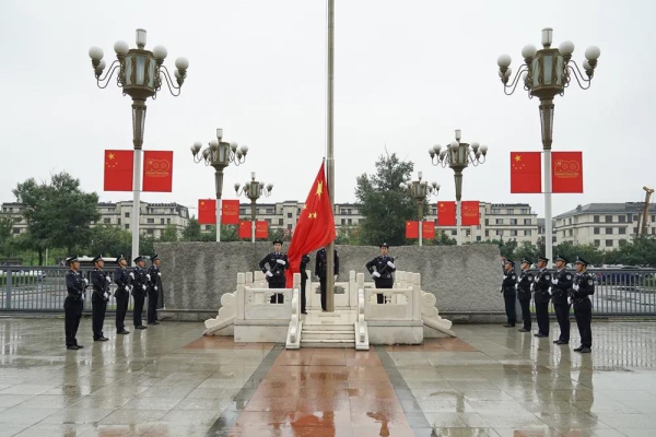 长春市中级人民法院组织院机关退役军人开展“向国旗宣誓”活动