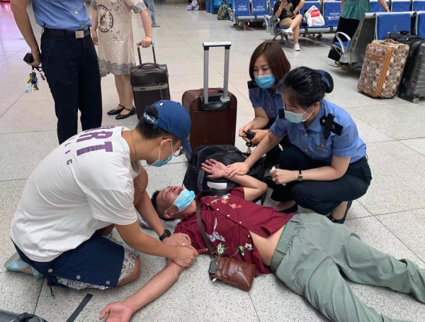 一旅客突发心脏病 长春站工作人员与医学院学生联手救助