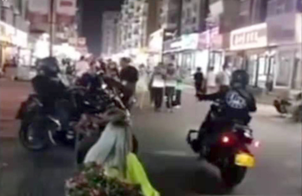 长春交警深夜出击 整治步行街内扰民摩托车