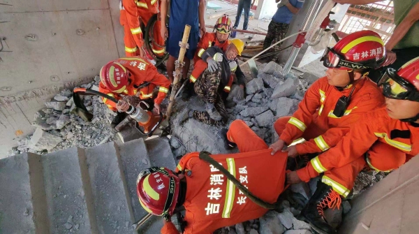 楼梯坍塌压住工人右脚 长春消防救援人员20分钟助救出