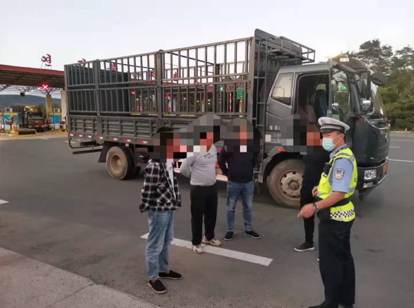 吉林一长途货车核载3人装4人 司机被处罚