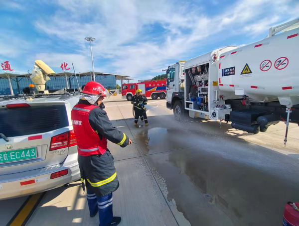 通化机场分公司联合中航油通化供应站开展航空器溢漏油应急处置演练