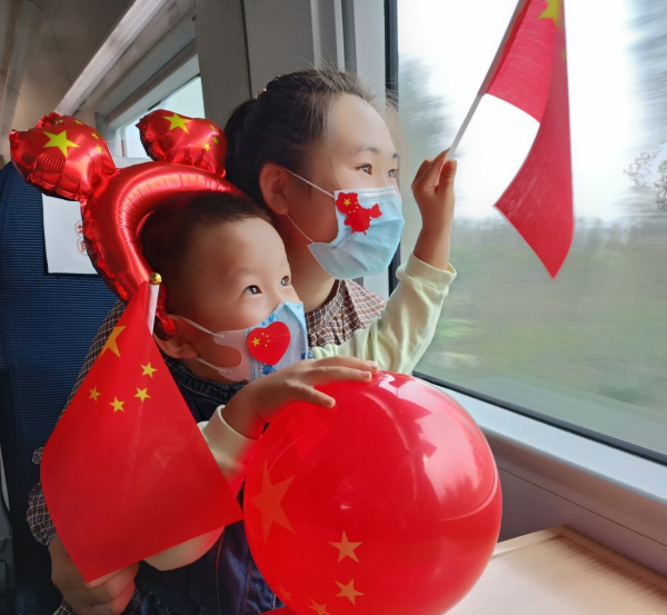 喜迎国庆！长春西至上海虹桥列车上一片欢声笑语