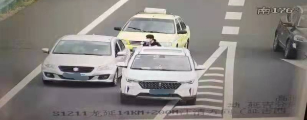高速公路上丈夫占道停车 妻子拦车问路