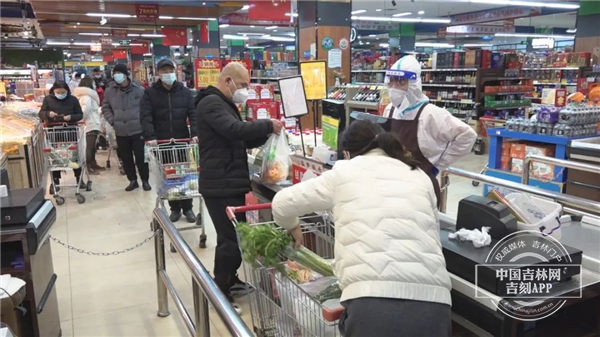 市民选购后按照防疫要求,有序进行结算 市民选购后按照防疫要求,有序进行结算