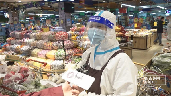 超市理货员鞠会春向记者进行介绍 超市理货员鞠会春向记者进行介绍