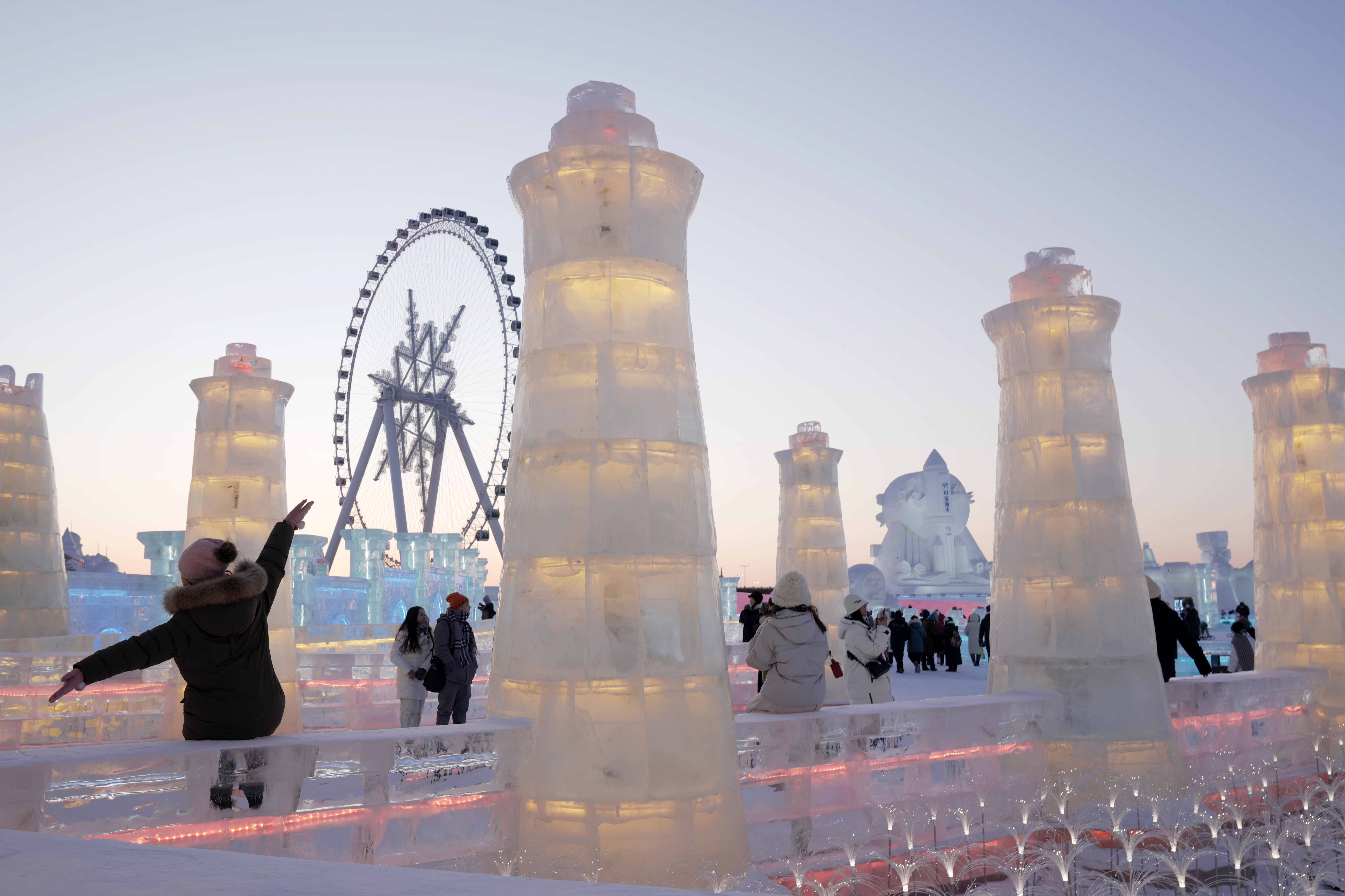 2月2日，游客在哈尔滨冰雪大世界园区内游玩、拍照。新华社记者 王建威 摄.JPG