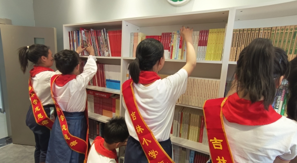 吉林小学“红旋律”宣讲团走进双安社区4.jpg 吉林小学“红旋律”宣讲团走进双安社区4.jpg