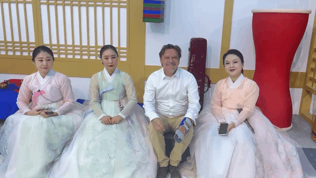 民族服饰合影.gif 民族服饰合影.gif