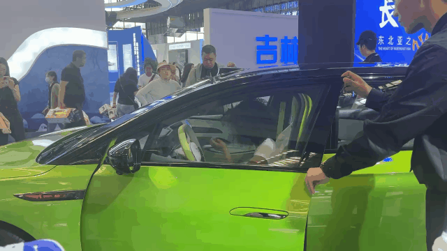 太太试驾.gif 太太试驾.gif