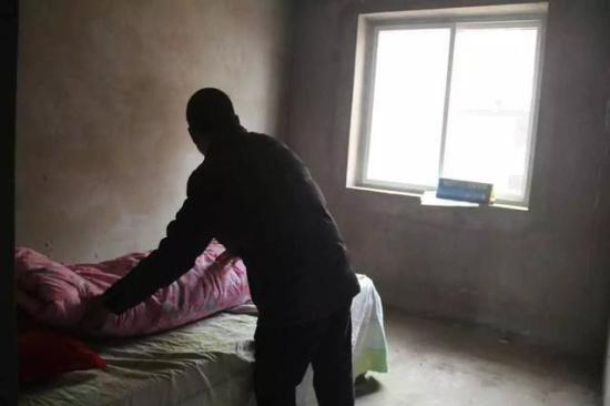 交款近10年,迟迟未交房,无奈的业主们自行在满是脚手架的楼里装了门窗,有的还搬床“入住”。