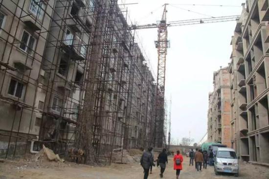 楼盘烂尾10年:业主等房结婚 未婚妻等成别人妻