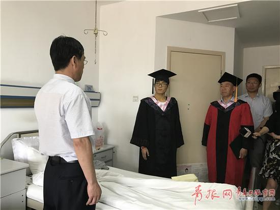 青岛一大学毕业生突发疾病 院长病房里开毕业典礼