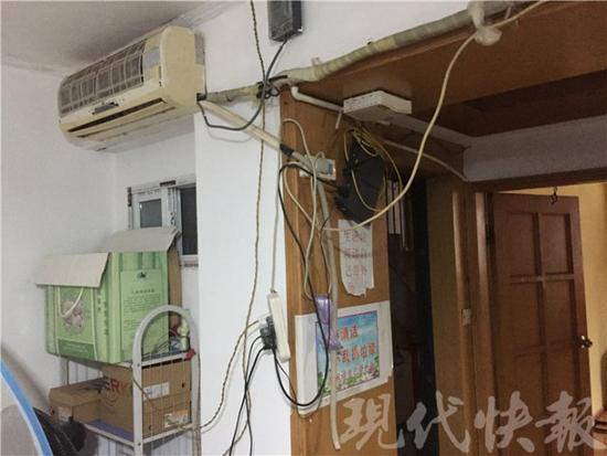 南京一套房子蜗居28人:墙上挂满电线 臭味扑面而来