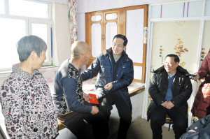 高广滨到服先镇五一村包保贫困户家走访慰问.jpg 高广滨到服先镇五一村包保贫困户家走访慰问.jpg