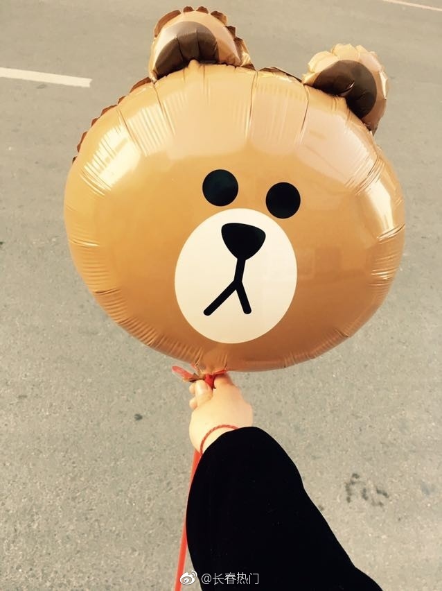 在重庆路站上车时,拿一个普通棕色小熊气球,不是氢气球