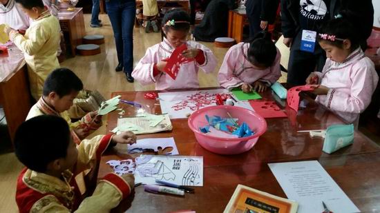 小朋友学习剪纸 小朋友学习剪纸