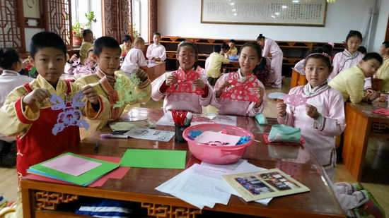 小朋友展示自己的剪纸作品 小朋友展示自己的剪纸作品