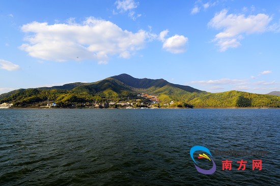 天清气朗。 天清气朗。