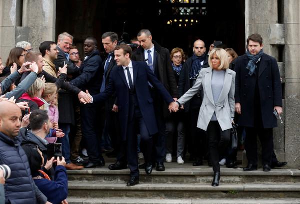 大老公25岁又怎样！法国总统马克龙时尚妻穿起来就不像64岁