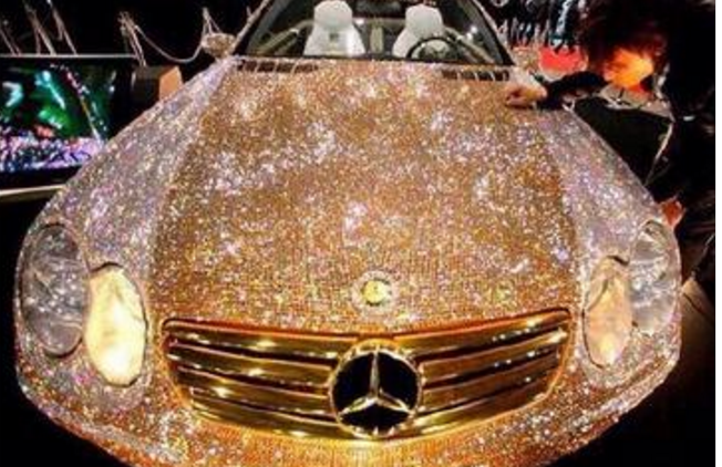 全身嵌满钻石的奔驰豪车上路 交警看见都不敢开罚单