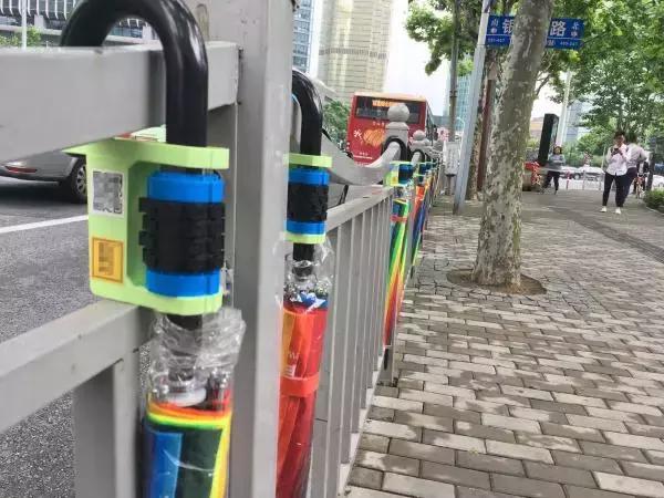 共享雨伞尴尬了！企业：丢得太多 市民：押金太贵