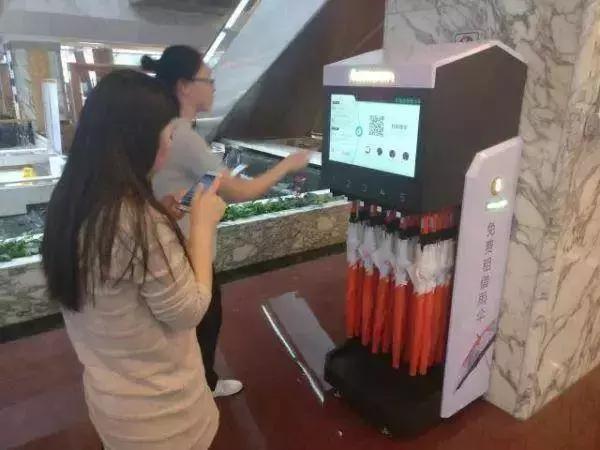 共享雨伞尴尬了！企业：丢得太多 市民：押金太贵