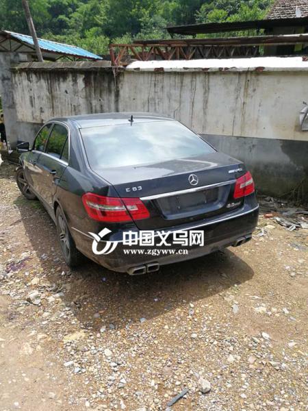 15岁少年偷了辆奔驰 只为把妹和炫富