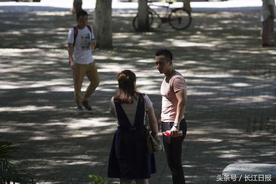图为民警假扮校园骗子，正在华中师范大学内诱骗女大学生。长江日报记者 胡九思 摄