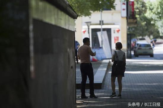 民警假扮校园骗子，正在华中师范大学内诱骗女大学生。长江日报记者 胡九思 摄