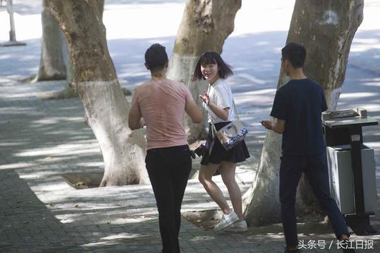 民警假扮校园骗子，正在华中师范大学内诱骗女大学生。长江日报记者 胡九思 摄