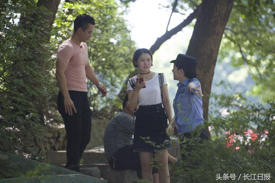 看到女大学生被骗上僻静的小山坡，女民警及时出现，现场传授防骗知识。长江日报记者 胡九思 摄
